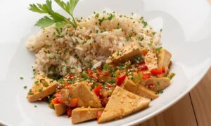 arroz con tofu y verduras