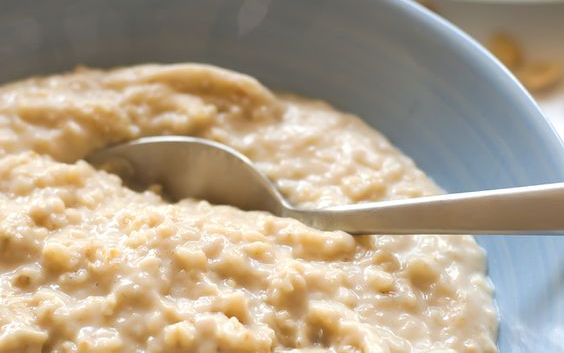 El porridge de avena es una gran opción de desayuno saludable 