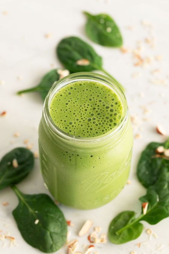 Este jugo verde está lleno de nutrientes, antioxidantes y propiedades desintoxicantes que pueden ayudar a restaurar el equilibrio nutricional y a refrescar tu sistema después de los excesos alimenticios