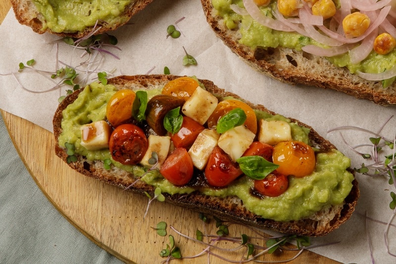 tostadas-aguacate-tomate-cherry