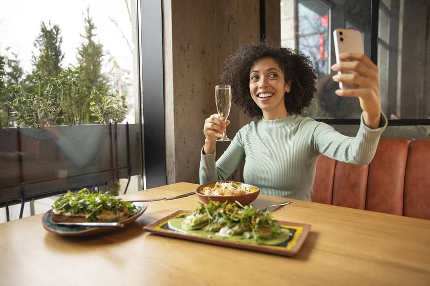 mujer comiendo sano en restaurante