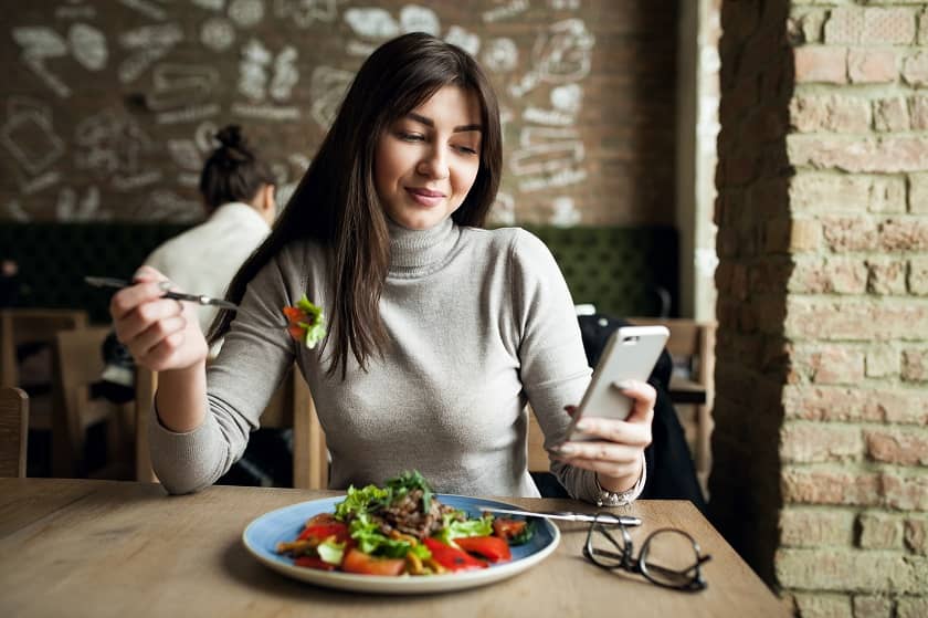 persona eligiendo comida saludable en restaurante