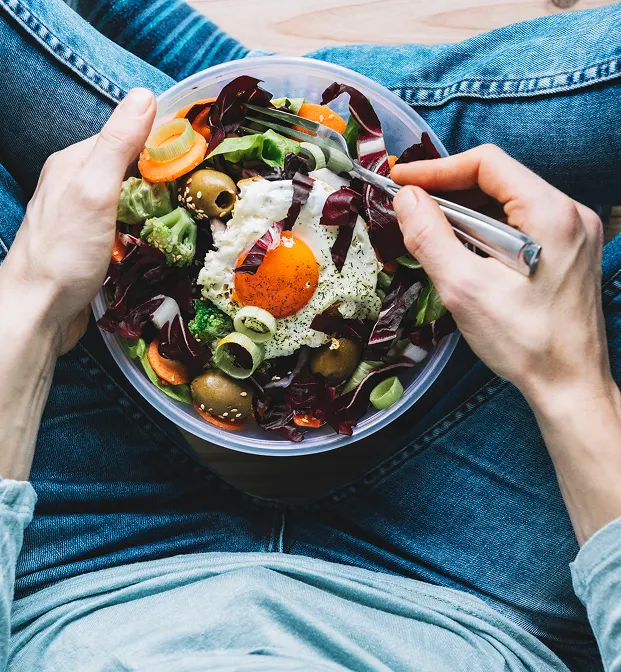 Hombre comiendo comida saludable