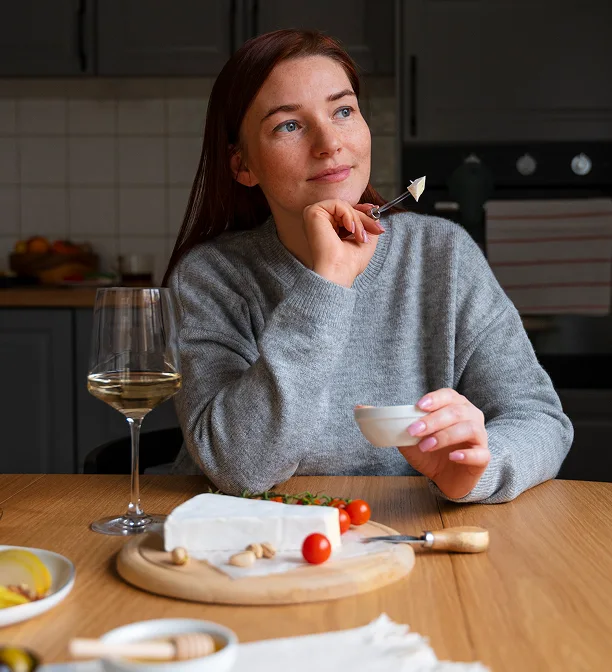 Mujer sentada comiendo