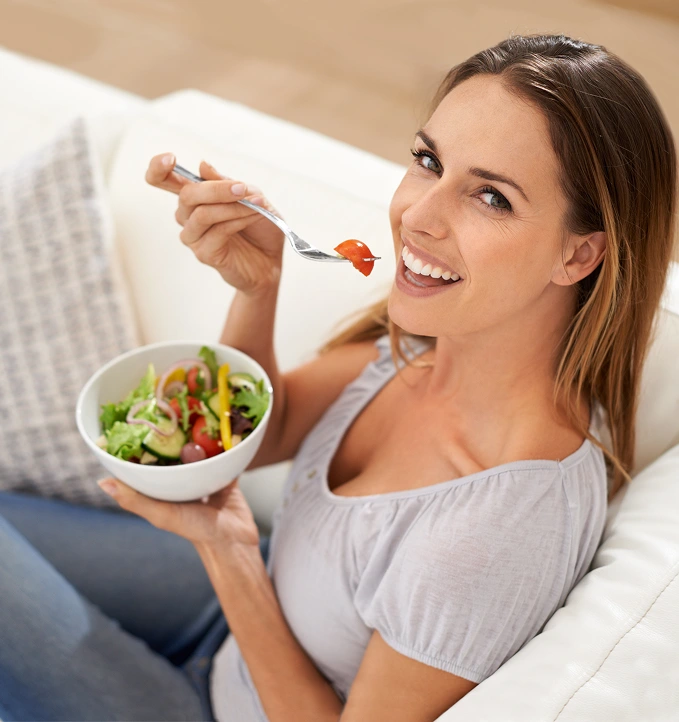 Persona comiendo relajada