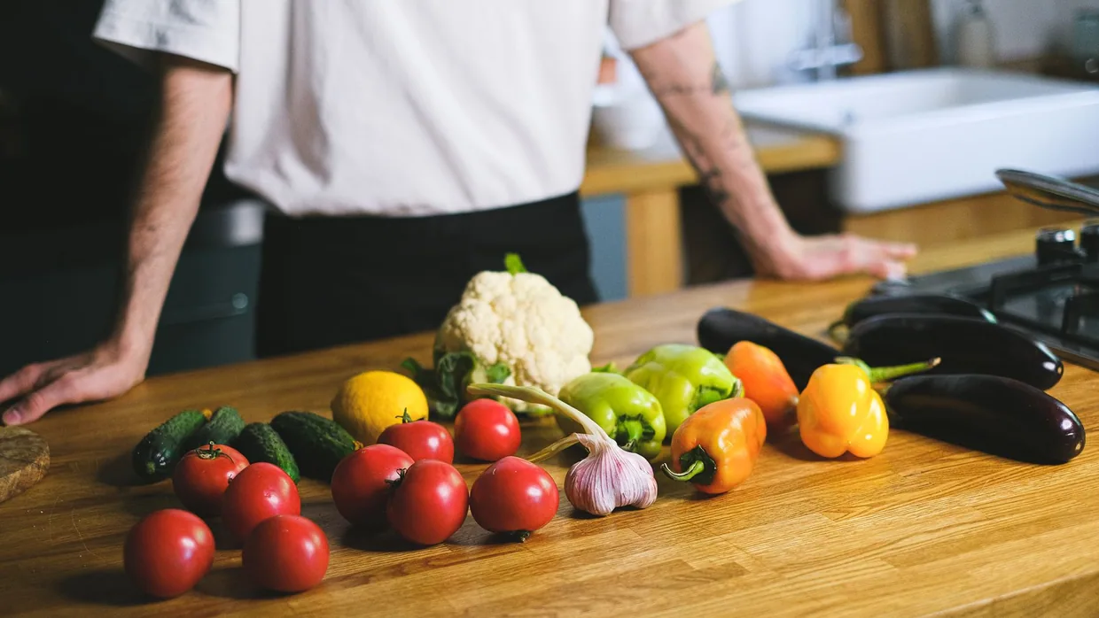Verduras frescas sobre una encimera