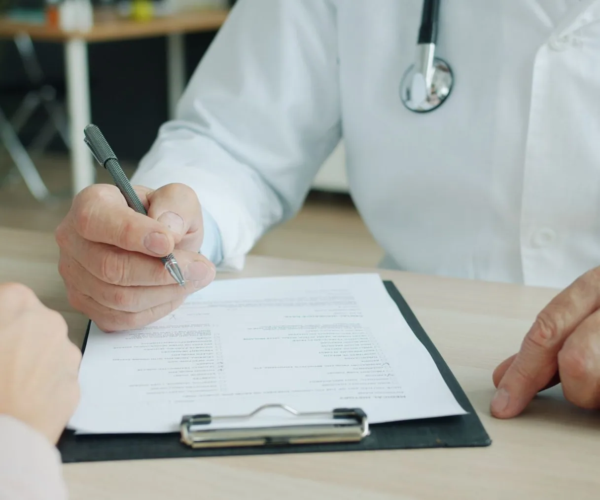 Doctora revisando un informe con su paciente