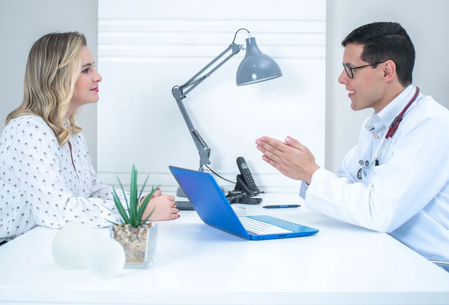 Doctor y paciente durante una consulta médica