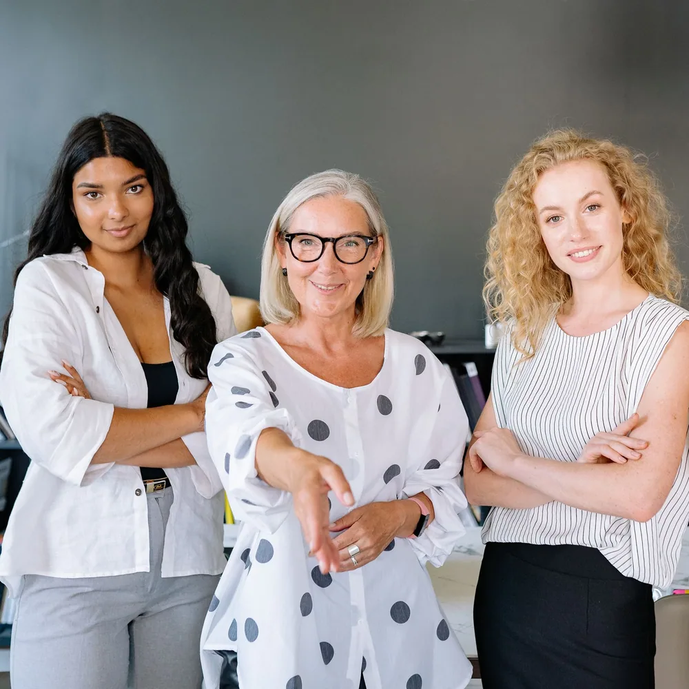 Tres mujeres profesionales en una oficina
