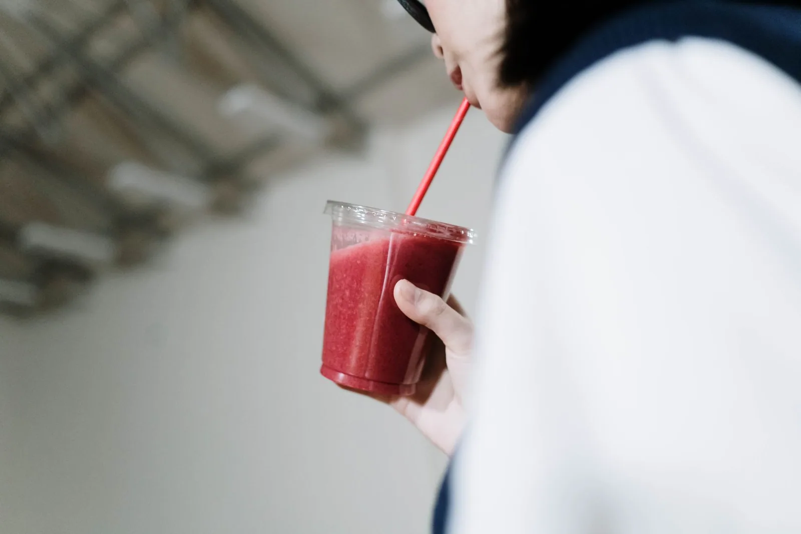 Mujer bebiendo un batido de fresa