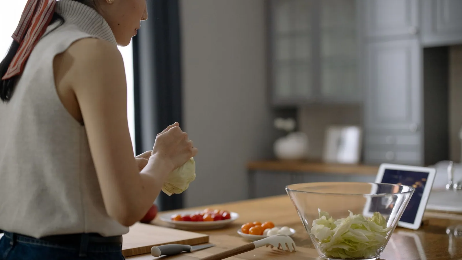 Mujer preparando una ensalada en la cocina