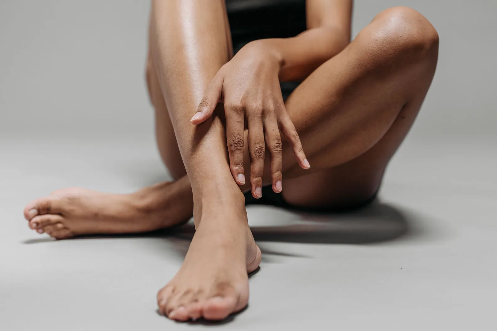 Primer plano de las piernas de una mujer sentada